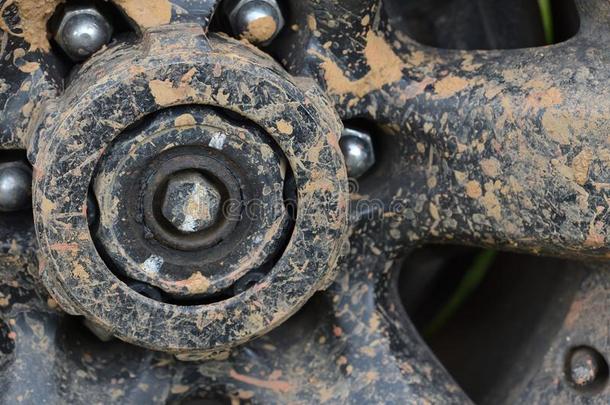 彩色详细镜头的越野汽车`车轮，覆盖在泥