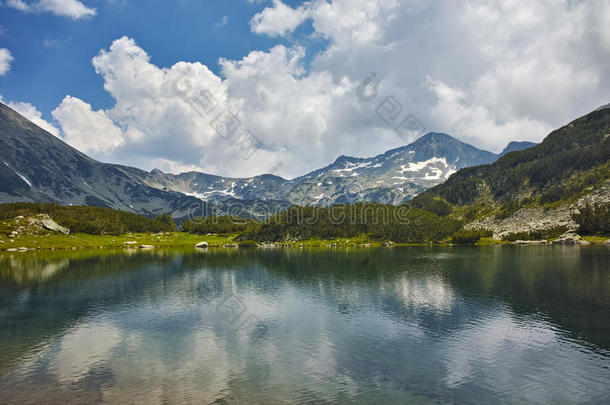 迷人的风景，有muratovo湖和banderishki chukar峰，pirin山