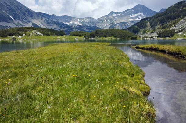 迷人的风景，有muratovo湖和banderishki chukar峰，pirin山