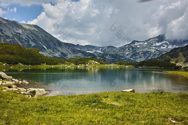 迷人的风景，有muratovo湖和banderishki chukar峰，pirin山