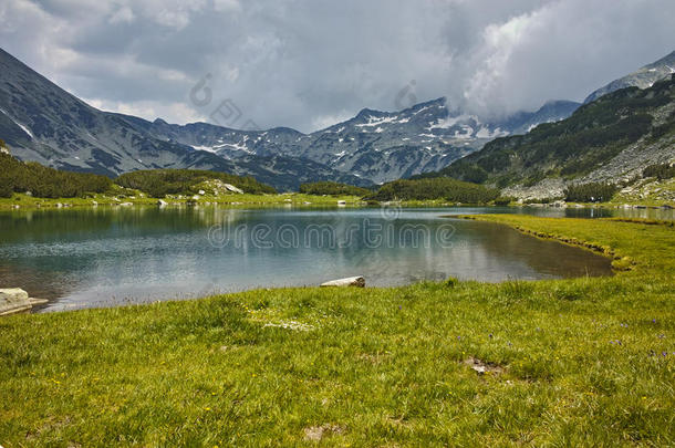 迷人的风景，有muratovo湖和banderishki chukar峰，pirin山
