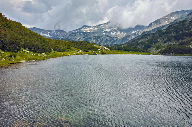迷人的风景，有muratovo湖和banderishki chukar峰，pirin山