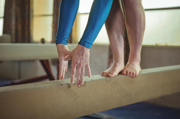 女子体操运动员在平衡木上练习体操