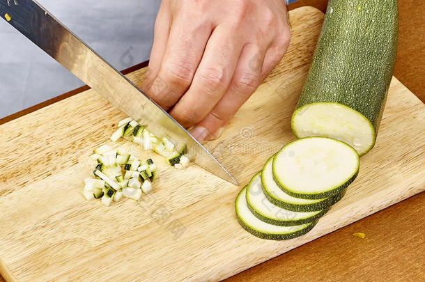 新鲜黄瓜，切碎黄瓜在木板上厨师切黄瓜