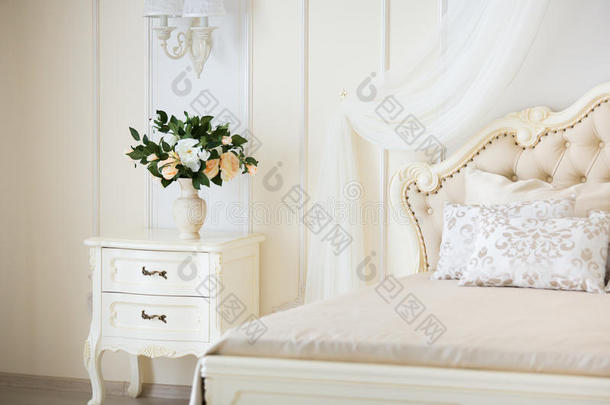 卧室采用柔和的浅色。 大舒适的<strong>双人床</strong>在优雅的经典内部