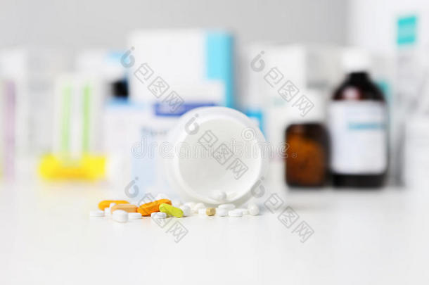 瓶丸和药物胶囊在桌子上，药物和药片