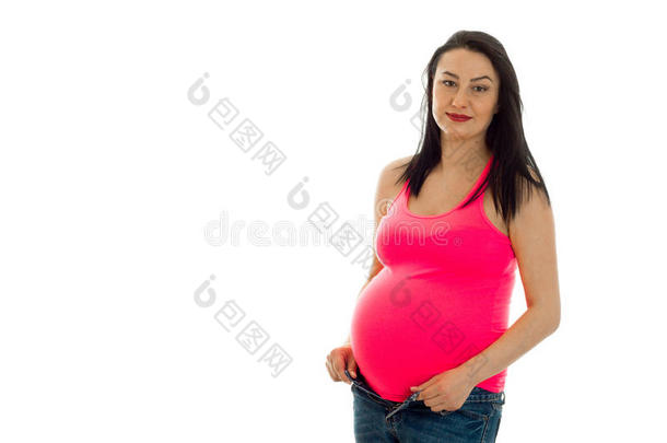 可爱的孕妇已经大肚腩摆在工作室的白色背景上隔离