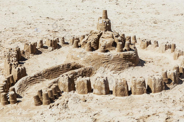 城堡由海滩上的孩子们做的沙子制成