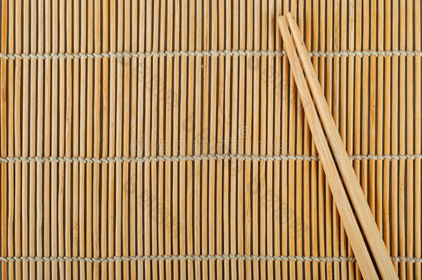 上面有竹子寿司垫和筷子