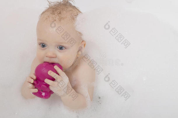 可爱极了有吸引力的宝贝洗澡沐浴