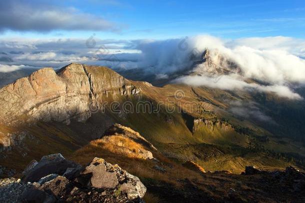 阿尔卑斯山地区蓝色悬崖云
