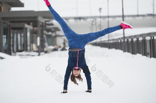健身女孩有杂技健身在雪冬<strong>长廊</strong>，<strong>运动</strong>背景