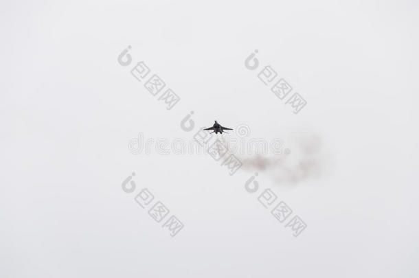 空中表演在克拉斯诺达尔机场飞行学校上空。 为保卫祖国而举行的航展。 米格-29在天空中。