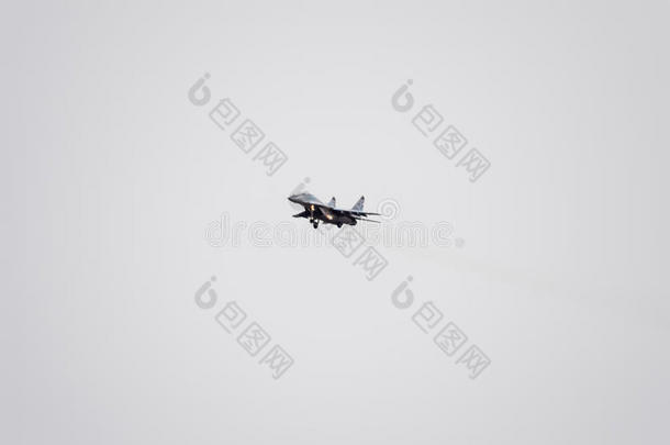 空中表演在克拉斯诺达尔机场飞行学校上空。 为保卫祖国而举行的航展。 米格-29在天空中。