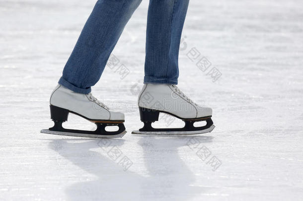 溜冰女孩在溜冰场滑冰