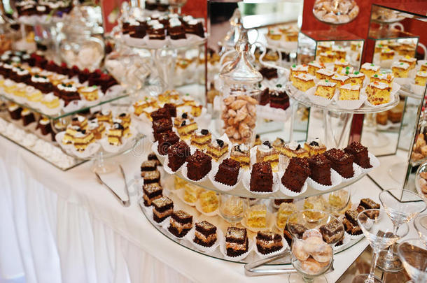 婚礼接待处有不同类型的蛋糕和烘焙。