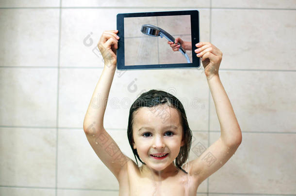 可爱的孩子，拿着平板电脑，洗澡