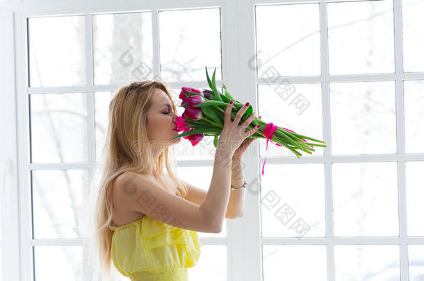 3月8日，<strong>国际妇女节</strong>，有花的女人。