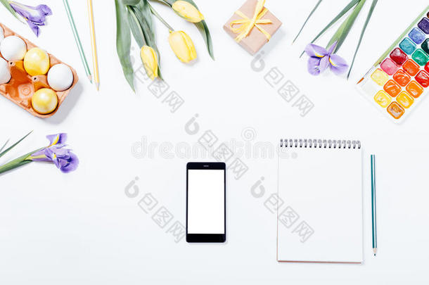 复活节作文：花，智能手机，彩蛋，水彩画和笔记本