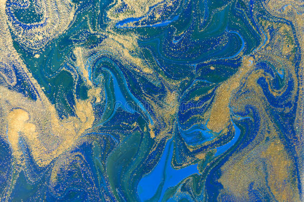 蓝色和金色液体质地。 手绘大理石<strong>花纹背景</strong>。 墨水大理石抽象图案