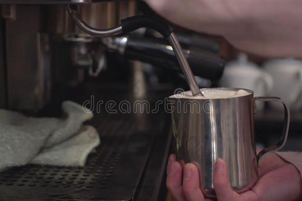 咖啡师在咖啡机上准备卡布奇诺。