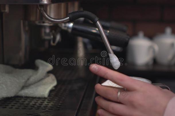 咖啡师在咖啡机上准备卡布奇诺。