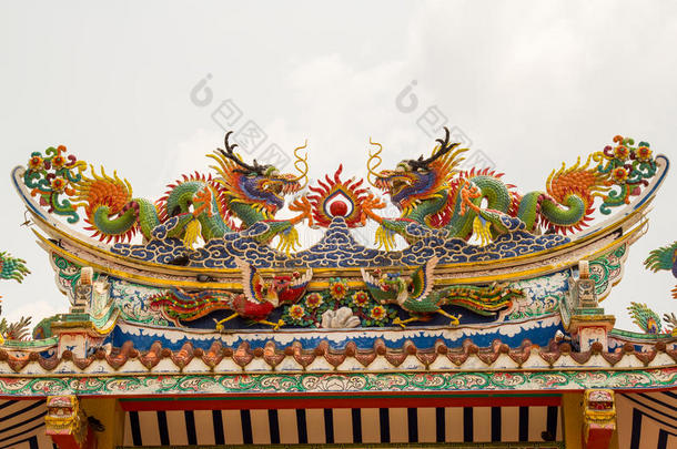 泰国神殿屋顶上的中国龙。