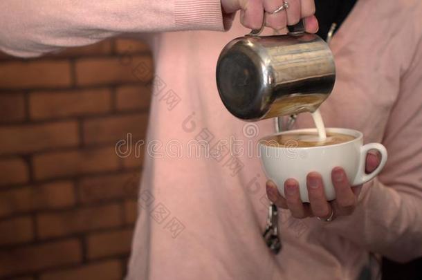 咖啡师把咖啡倒进<strong>大杯子</strong>里。