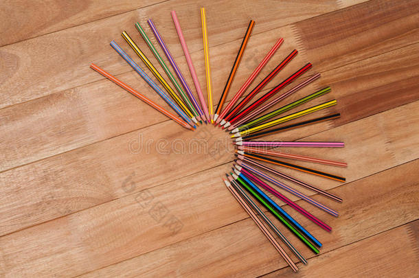 彩色铅笔排列在半圆形