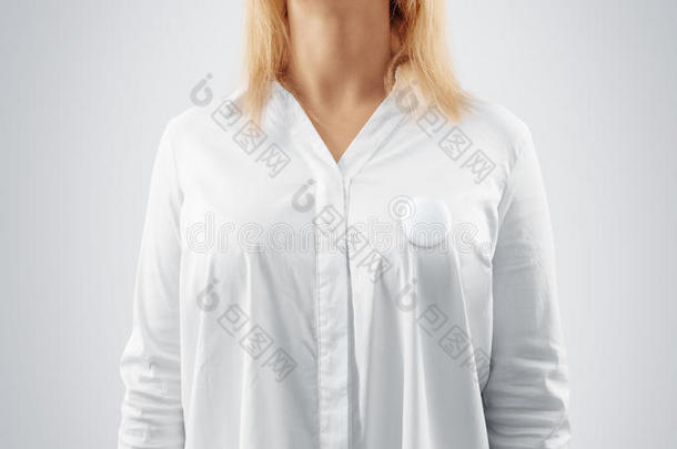 空白按钮徽章模型钉在妇女的胸部。