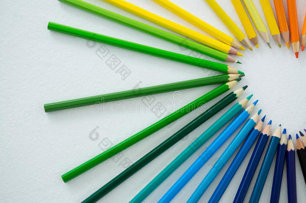 彩色铅笔在白色背景上半圆排列