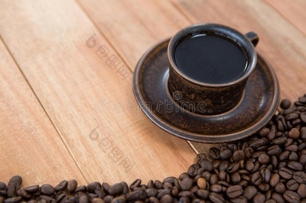 黑咖啡加烤咖啡豆