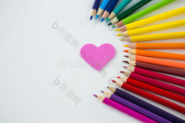 彩色铅笔排列成半圆形，白色背景上有心形