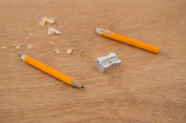 用<strong>卷笔刀</strong>打碎的黄色铅笔