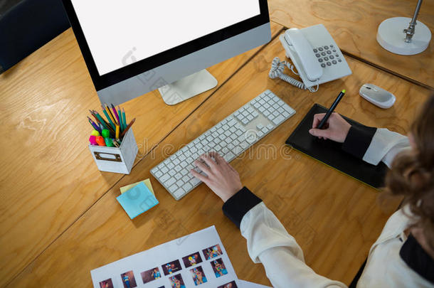 平面设计师使用平面平板电脑和桌面