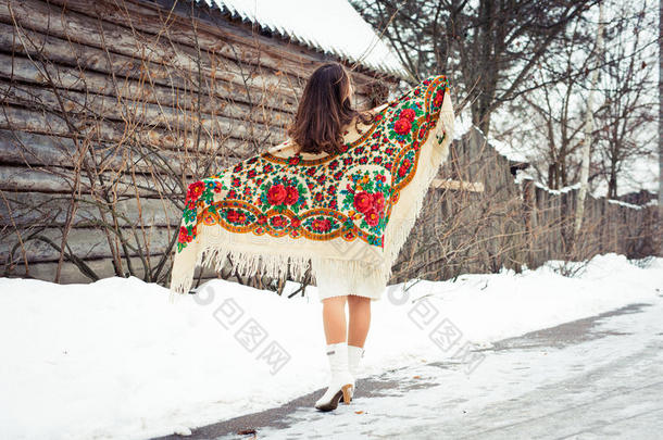 美丽的年轻女孩，传统的俄罗斯或乌克兰围巾在冬天跳舞和庆祝。