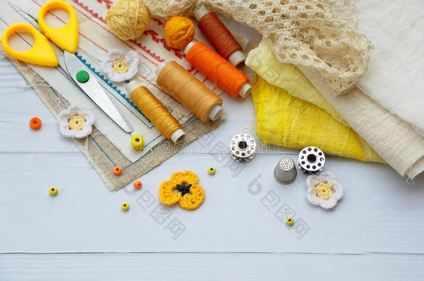 木制背景针线用黄色配件的组成。 针织，刺绣，缝纫。 小生意。 来自h的收入