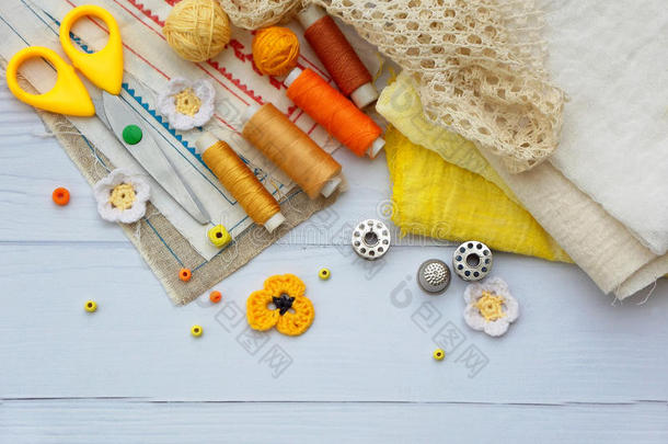 木制背景针线用黄色配件的组成。 针织，刺绣，缝纫。 <strong>小生</strong>意。 来自h的收入