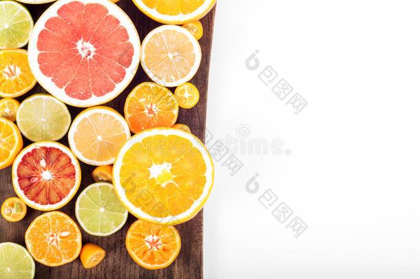 木制背景上五颜六色的新鲜柑橘类水果。 橘子，橘子，石灰，血橙，<strong>柚</strong>子。 水果背景。 夏福