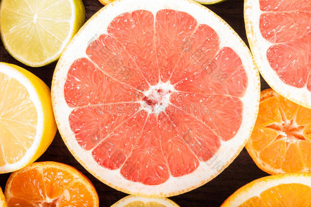 木制背景上五颜六色的新鲜柑橘类水果。 橘子，橘子，石灰，血橙，柚子。 水果背景。 夏福