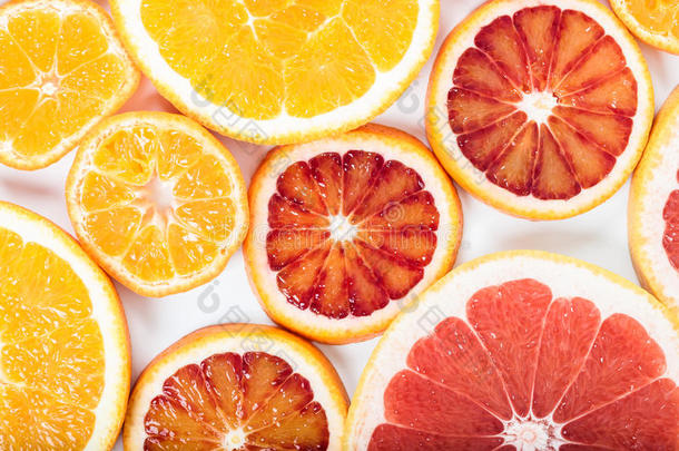 白色背景上五颜六色的新鲜柑橘类水果。 橘子，橘子，石灰，血橙，柚子。 水果背景。 夏天的食物
