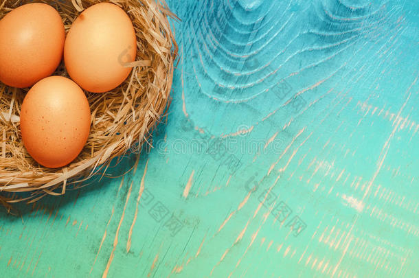 复活节鸡蛋在一个巢在一个双色背景。 有<strong>足够</strong>的文字空间。