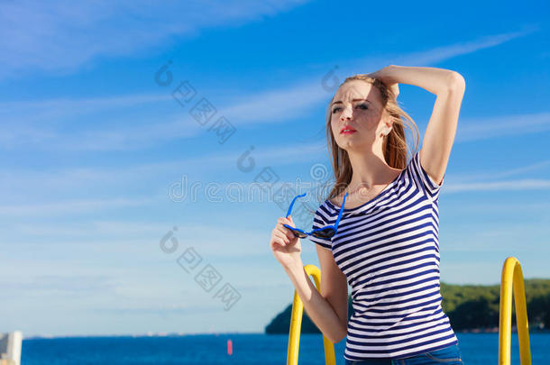 女孩享受夏天的微风天空背景