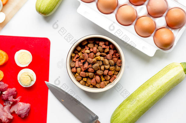 <strong>狗粮</strong>，鸡蛋，肉，胡萝卜和胡瓜在桌子的背景顶部视图