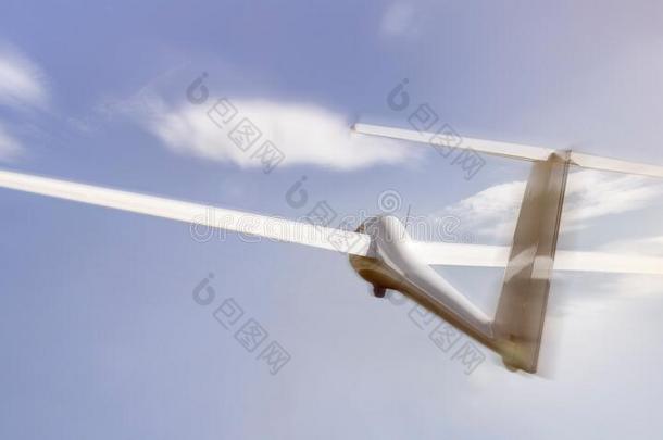 滑翔机在空中加速