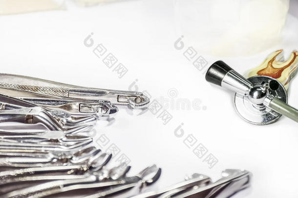 <strong>牙科器械</strong>排列在白色桌子上。