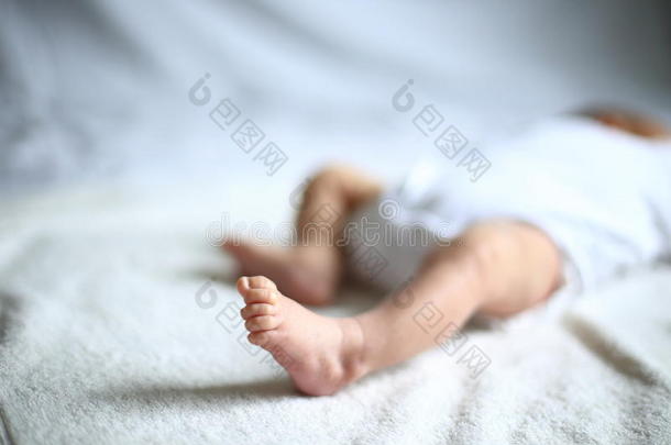 婴儿的脚，在婴儿床上安静地睡觉