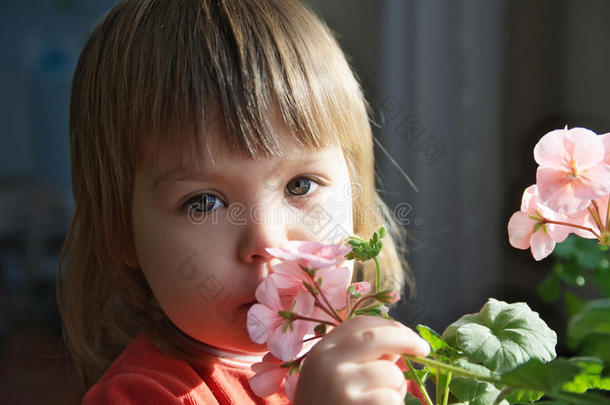 <strong>儿童</strong>肖像与春天的花朵，孩子感觉幸福，快乐的人没有春天的<strong>过敏</strong>