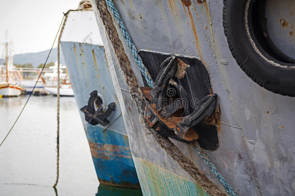 锈迹斑斑的旧船船头