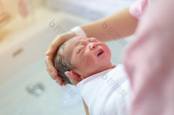 亚洲新生儿由他母亲洗澡